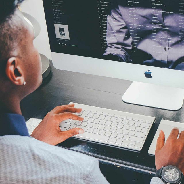 apple-computer-desk-159807